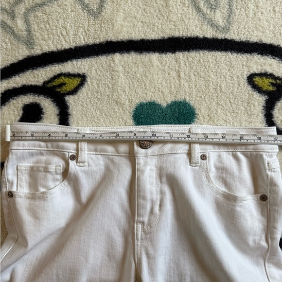 CAbi Kick It Crop Jeans Off White Casual Denim Size 6 - Picture 8 of 10